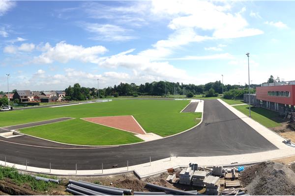 Aanleg kunststof atletiekpiste in PU, natuurgras voetbalveld en omgevingswerken - Sportinfrabouw NV